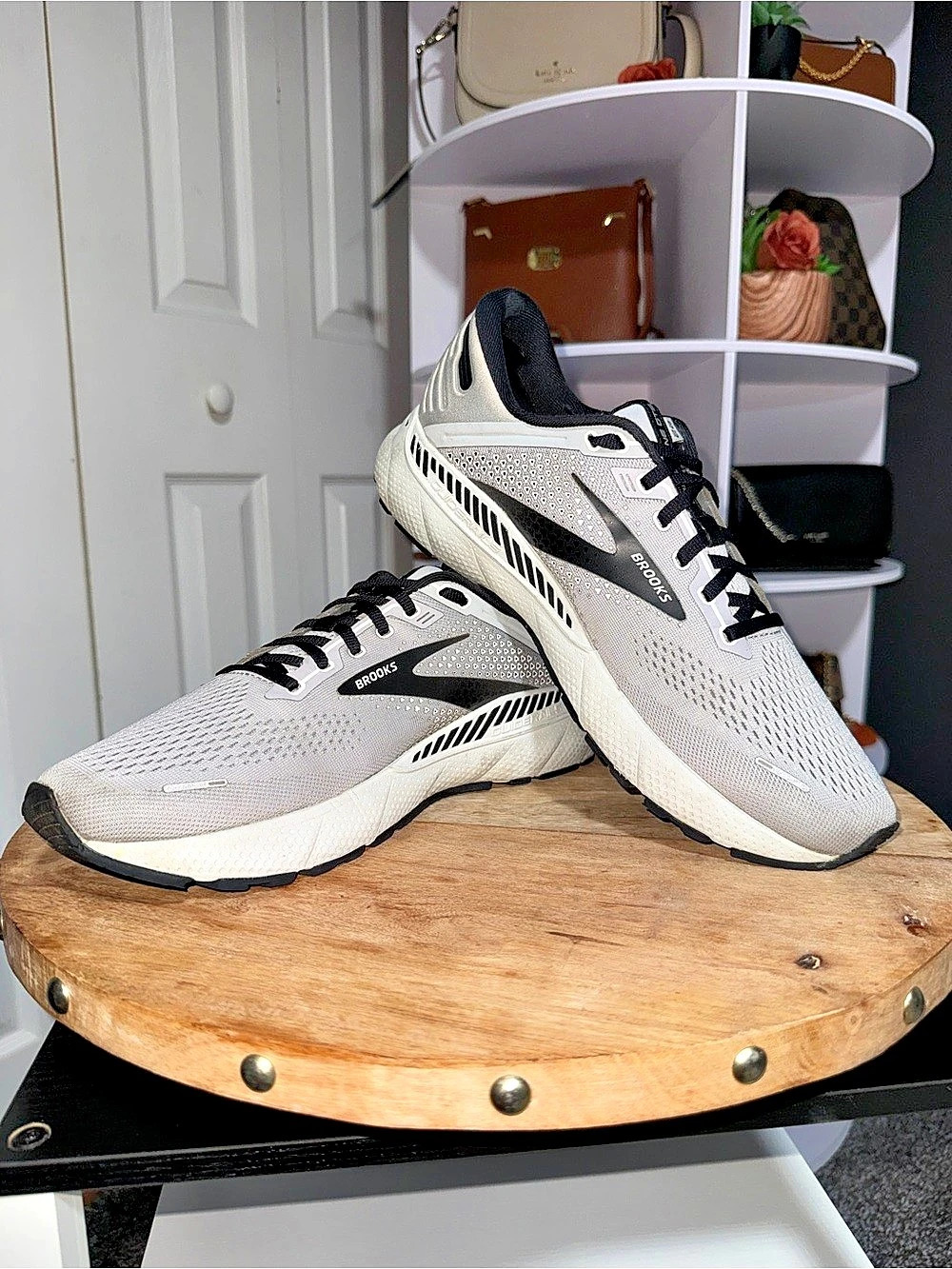 Brooks Adrenaline GTS 22 Men’s 10 Silver Gray Black Stability Running Sneakers
